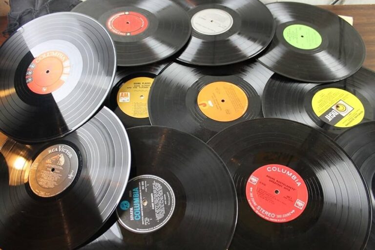 Qué tipos de aparatos antiguos se usaban para escuchar música