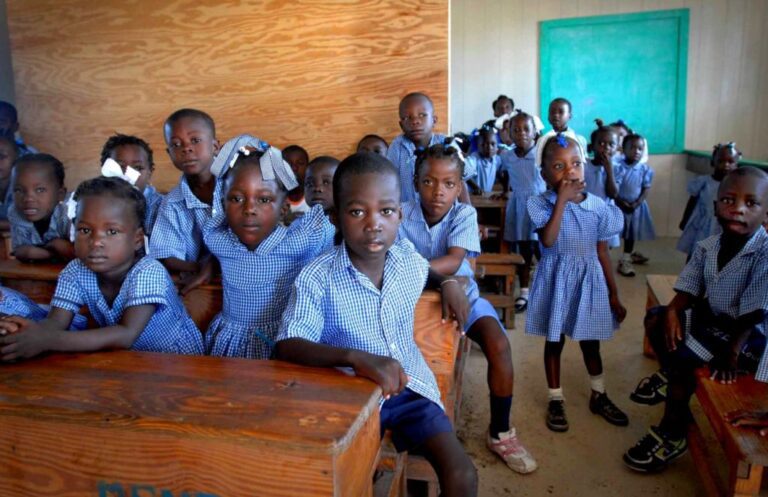 Cuántas escuelas públicas y privadas hay en México