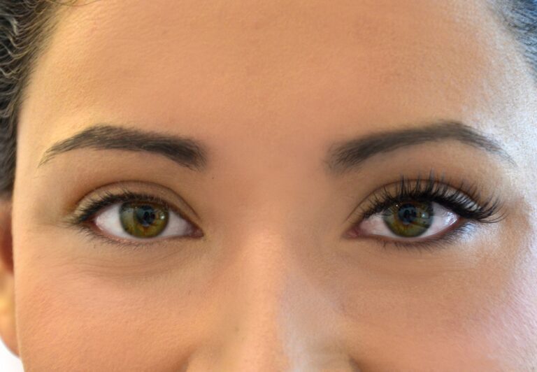 Cómo tratar la irritación en los ojos por extensiones de pestañas