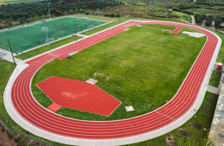 Cuántos metros mide una pista de atletismo estándar