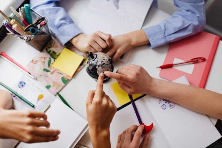 Cómo se forman los sistemas educativos según su contexto