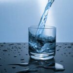 Para qué sirve poner un vaso de agua bajo la cama para el amor vaso-agua